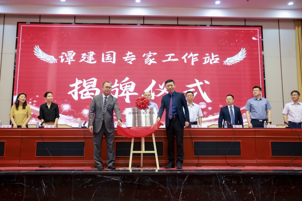 修復科專家赴云南舉辦中華口腔醫學會西部行公益活動